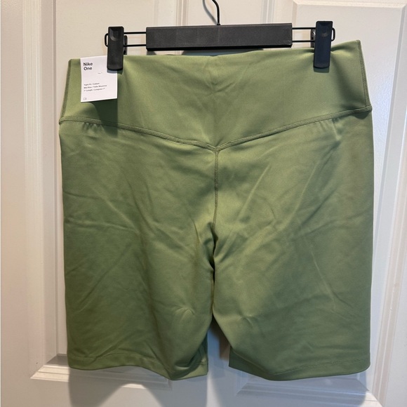 Nike Green Athletic Shorts Mid Rise - Picture 2 of 4